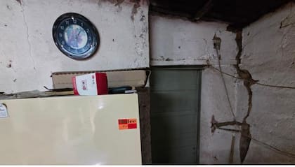 La antigua casa de Andrés con una de las principales grietas en las paredes.