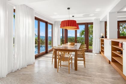 La antigua casa de Chuck Norris ofrece vistas al océano desde varios ambientes interiores