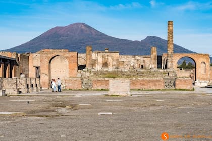 La antigua ciudad romana de Pompeya quedó bajo las cenizas del volcán Vesubio y es uno de los puntos turísticos a 240 km de Roma