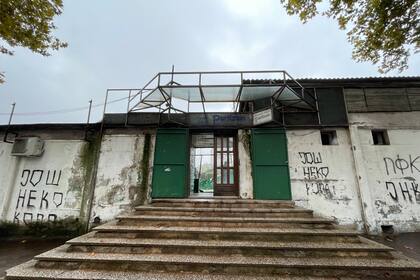 La antigua entrada al Teniski Klub Partizan, en Belgrado