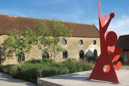 La antigua granja fue remodelada como museo y restaurante. En los patios delanteros se van exponiendo muestras de diferentes artistas. En este caso, una escultura de Calder que contrasta
con la clásica construcción.