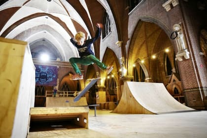 La antigua iglesia de San José en Arnhem, Holanda, es ahora un centro de patinaje