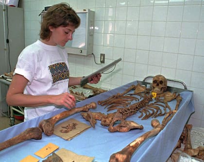 La antropóloga argentina Patricia Bernardi analiza los restos del guerrillero en julio de 1997.