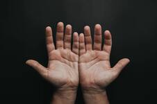 Por qué aparecen las manchas oscuras en las manos y cuáles son los cuidados que hay que tener para evitarlas