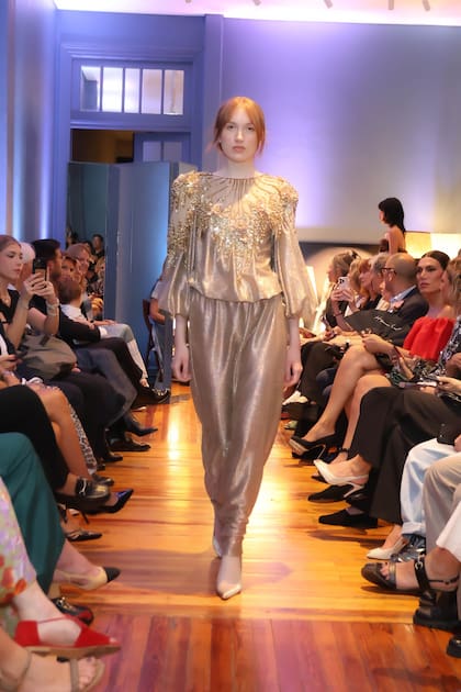 La apertura de la semana de desfiles en el atelier de Adrián Brown