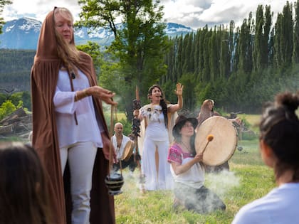 La apertura del Festival Bienestar, que se realizó en una chacra rodeada de montañas