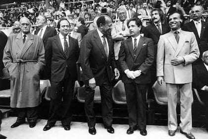 La apertura del Mundial basquet, el 8 de agosto de 1990: el brasileño Joao Havelange, Alberto Pierri, el embajador norteamericano Terence Todman, Eduardo Duhalde y el presidente Carlos Saúl Menem