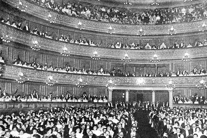 La apertura del teatro generó una expectativa enorme. Tanto que la obra Aída no captó toda la atención. “La observación se había concentrado en los detalles de la magnífica sala y en la fiesta”, escribió el cronista