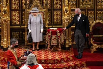La Apertura Estatal del Parlamento es donde la reina Isabel II cumple su deber ceremonial de informar al parlamento sobre la agenda del gobierno para el próximo año en un discurso de la reina