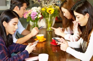 Así funciona la app viral en China para los jóvenes que tienen miedo a morir solos