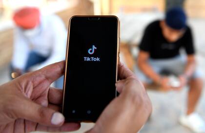 La aplicación Tik Tok permite publicar videos de pocos segundos en los que los usuarios se filman cantando o bailando o haciendo bromas