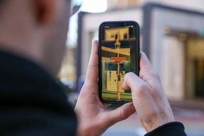 La aplicación utiliza la cámara en tiempo real con filtros personalizados que ajustan el contraste, zoom, color e iluminación