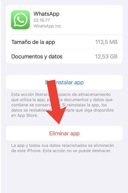 La app de WhatsApp se debe eliminar en los sitemas iOS para borrar la memoria caché, por eso es fundamental hacer antes una copia de seguridad