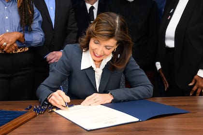 La aprobación de la gestión de Hochul tiene saldo positivo: 52% contra 39% de desaprobación