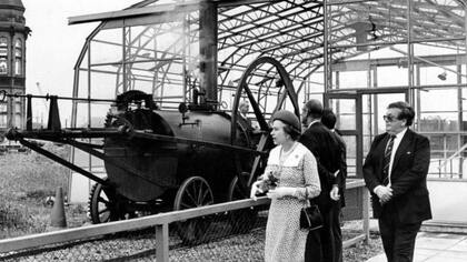 La apuesta de US$665 entre dos magnates de la minería que hace dos siglos revolucionó el mundo del transporte terrestre.
La fallecida reina Isabel II visitó en 1985 la replica de la primera locomotora, la cual se conserva en un museo de Gales.