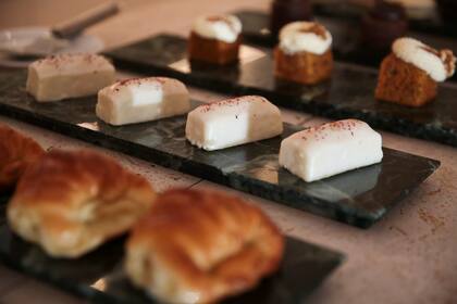 La apuesta gourmet apunta a la calidad de la materia prima: desde alfajores marplatenses, quesos orgánicos y té de Misiones, hasta café de especialidad