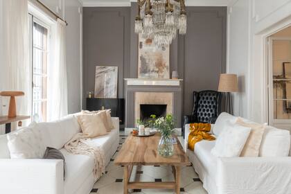 La araña es original de la casa y fue todo un tema: hubo que desarmarla para limpiar los caireles. “Habiéndola visto ahí en nuestra primera visita, ya no hubo nada con que lo que pudiéramos reemplazarla”