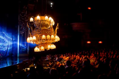 La araña que se desploma a tres metros de las cabezas de los espectadores, durante El fantasma de la Ópera, en el Majestic Theatre