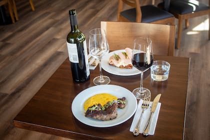 La arañita en salsa bearnesa y la Croissant-burrata-mortadela, dos de las opciones que ofrece Basa Café en Distrito Quartier