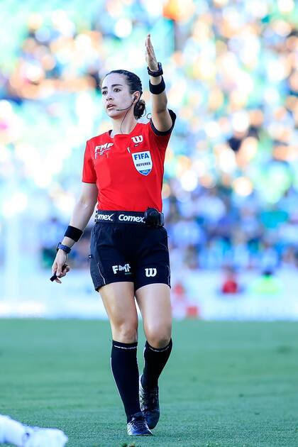 La árbitra ya cuenta con experiencia en el la Liga MX femenil y varonil (X/@Arbitraje_MX)