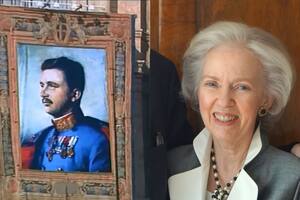La archiduquesa Alexandra Habsburgo posa junto a un retrato de su abuelo, el emperador Carlos I, durante la ceremonia de beatificación en la Plaza San Pedro