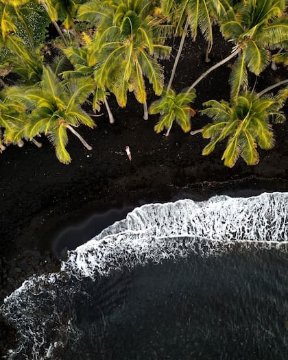 La arena es negra porque la lava fluye hacia el océano y que se enfría al tocar el agua (Instagram/@sofikraus_travelmoments)