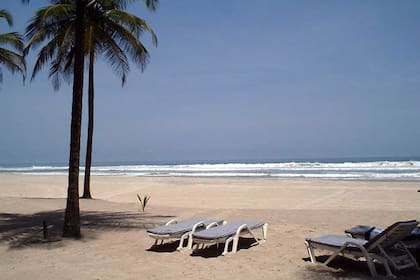 La arena fina, el mar cálido y las palmeras crean un espacio para desconectar. 