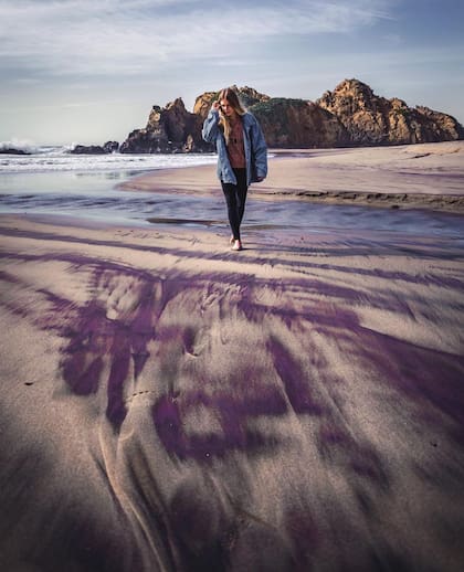 La arena morada de Pfeiffer Beach, una manifestación de las rocas y minerales de la zona