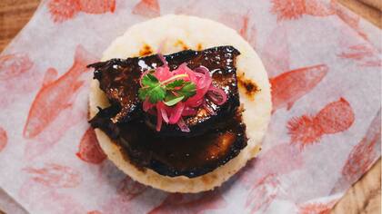 La arepa con bondiola en salsa de café de I Latina