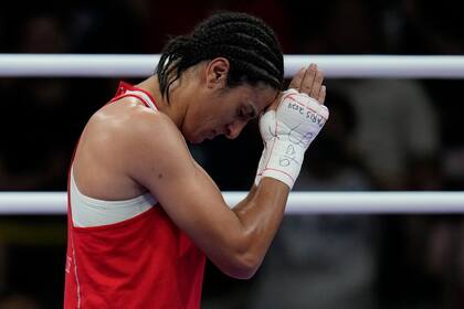 La argelina Imane Khelif celebra su triunfo sobre la húngara Anna Hamori en su combate de cuartos de final de peso welter en los Juegos Olímpicos