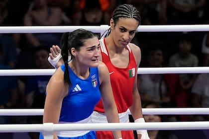 La argelina Imane Khelif (derecha) mira a la italiana Angela Carini tras su combate en el boxeo de los Juegos Olímpicos de París