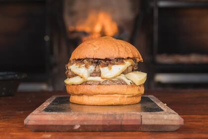 La Argenta se sirve acompañada con unas cebollas caramelizada que le dan el justo dulzor.