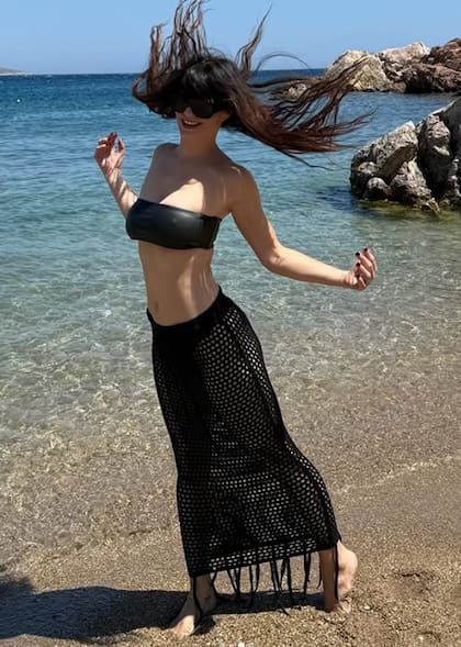 La argentina aprovechó para hacer unas fotos para su álbum personal en las orillas del mar Egeo. A la hora de posar, sumó una pollera de red a su clásico traje de baño