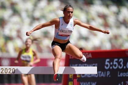 La argentina Belén Casetta, durante su presentación en los 3000 metros con obstáculos; la atleta de 26 años fue duodécima en su serie y luego de la competencia contó que se le habían cargado los gemelos derechos.