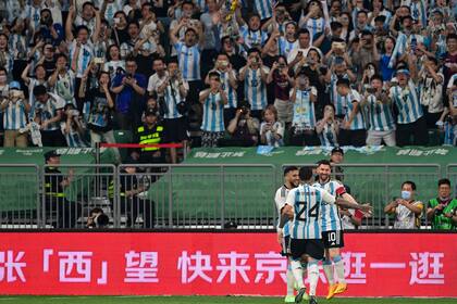 La Argentina campeona del mundo celebra un gol en el partido frente a Australia de junio pasado en Pekín; esta vez China no quiso recibir a la selección, en parte por la ausencia de Messi en el reciente amistoso de Inter Miami con un combinado de Hong Kong.
