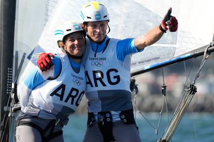 La argentina Cecilia Carranza Saroli y Santiago Raúl Lange se abrazan en la clase mixta Nacra 17