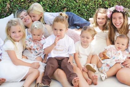 La argentina con ocho de sus hijos (todavía no había nacido Shivani).