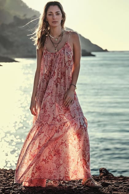 La argentina construyó su perfil de influencer al calor de las semanas de la moda de Nueva York. Su marido, Alexandre de Betak, es un famoso productor de desfiles y el genio detrás de los shows más espectaculares allá y en el fashion week de París. Hasta principios de 2020, el domicilio “fijo” de los de Betak-Sánchez estaba en la Gran Manzana, pero todo cambió cuando la cuarentena los sorprendió en la casa que tienen en la Ciudad Luz