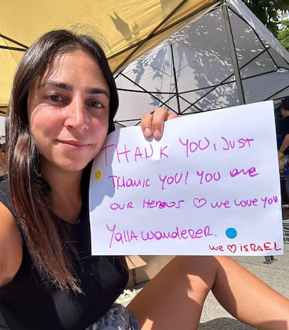 La argentina Denise Segalis en la plaza de Dizengoff dejándole mensajes a los soldados.