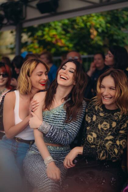 La argentina en primera fila junto a las actrices Nora Arnezeder y Ana Girardot