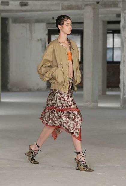 La argentina Flor Mayer en la pasarela de Dries van Noten