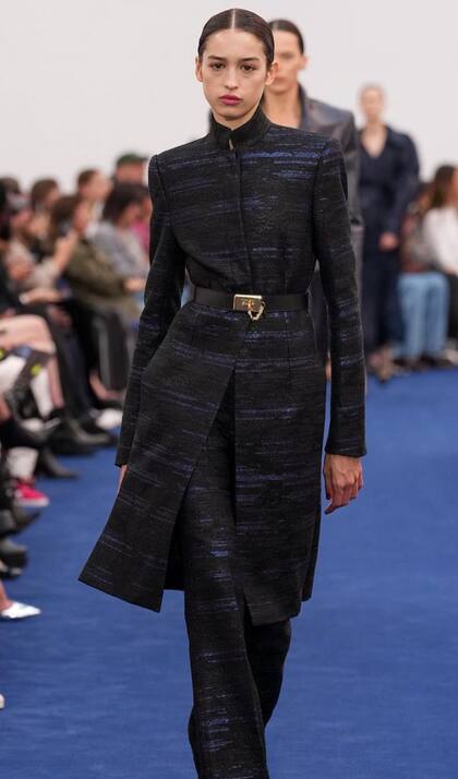 La argentina Justina Ageitos de la agencia Look1en la pasarela de Alexandre Vauthier. La modelo tuvo a Camilla Cabello observándola desde la front row