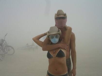 La argentina Lucila Rafaelli-Tepper y su marido, hace unos años, en Burning Man