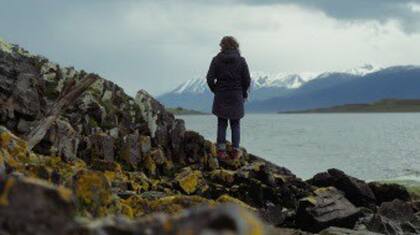 La argentina María Alché, de espaldas, en una imagen de la película chilena Cuando las nubes esconden las sombras