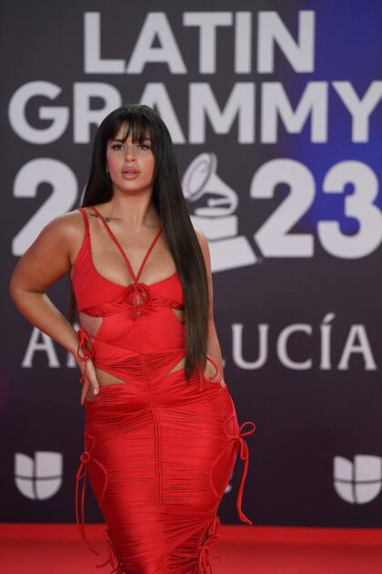 La argentina Nathy Peluso, con un vestido rojo con aberturas