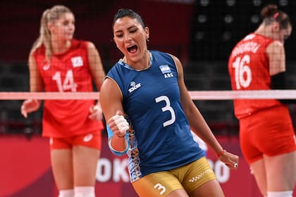 La argentina Paula Nizetich reacciona tras un punto en el partido de voleibol femenino de la ronda preliminar del grupo B entre Rusia y Argentina durante los Juegos Olímpicos de Tokio 2020 en el Ariake Arena de Tokio el 27 de julio de 2021.