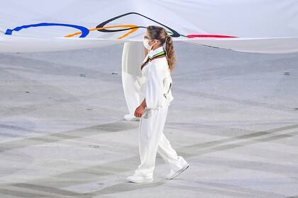 La argentina Paula Pareto, abanderada olímpica en representación del continente americano.