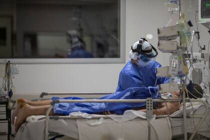 El corticoides dexametasona, de uso común, bajó algo más del 10% la mortalidad dentro de las terapias intensiva