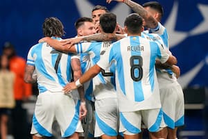 La selección argentina enfrenta a Ecuador en la Copa América, la acción de Wimbledon y los Pumitas en Sudáfrica
