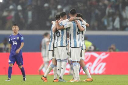 La Argentina se tuvo que poner el overol para sacar los tres puntos en la tarde del estreno